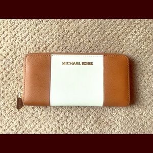 Micheal Kors Zip Wallet